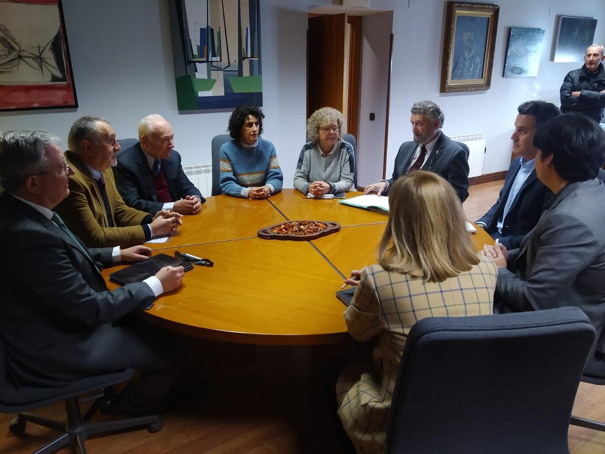 Un momento de la reunión celebrada en el despacho del Alcalde.