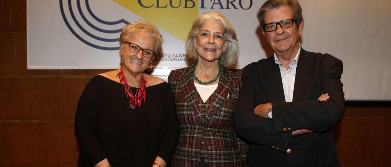 Pilar Tena (centro), con su hermano, Javier Tena, y la periodista María Xosé Porteiro, ayer. // Ricardo Grobas