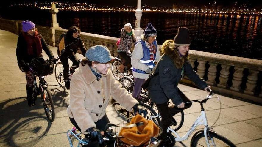 &quot;8 Muyeres en Bici&quot;, ayer, en su primera ruta feminista del año.