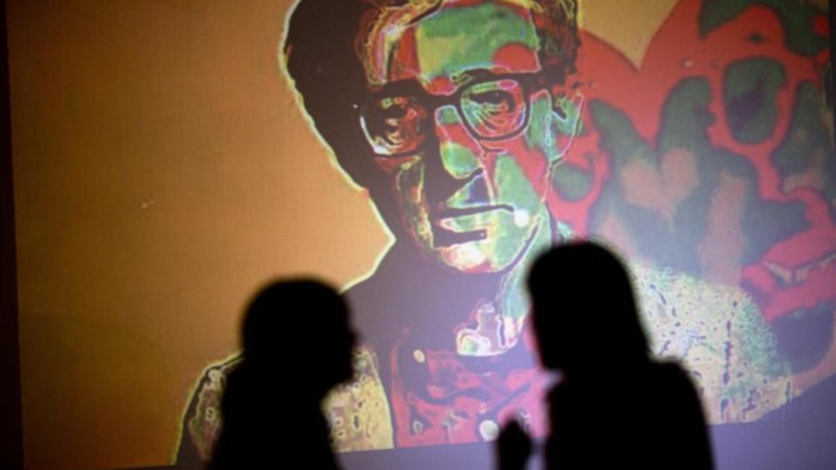 Woody Allen se proyecta en la pared de una exposición de arte titulada 'Nosotros amamos lo que Woody', por el artista argentino Hugo Echarri en Buenos Aires, Argentina.