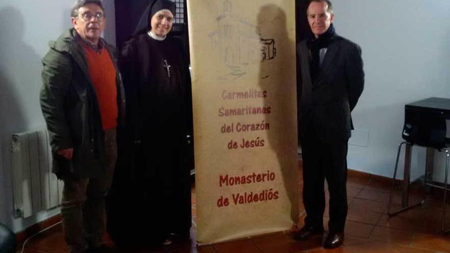 De izquierda a derecha, Roberto Sánchez, la madre Olga María y Javier Batalla, durante su visita al monasterio de Valdediós.