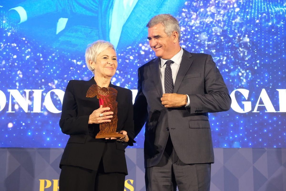 Utor entrega a María Teresa Mira-Perceval el galardón honorífico a Juan Antonio Gisbert