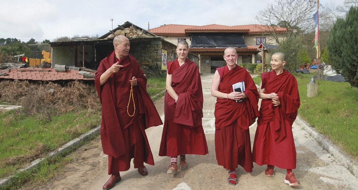 Geshe Tenzing Tamding, Tenzing Palmo, Tenzing Ngeyung y Tenzing Lobsang en los jardines del recuperado monasterio, al fondo. | IÑAKI OSORIO