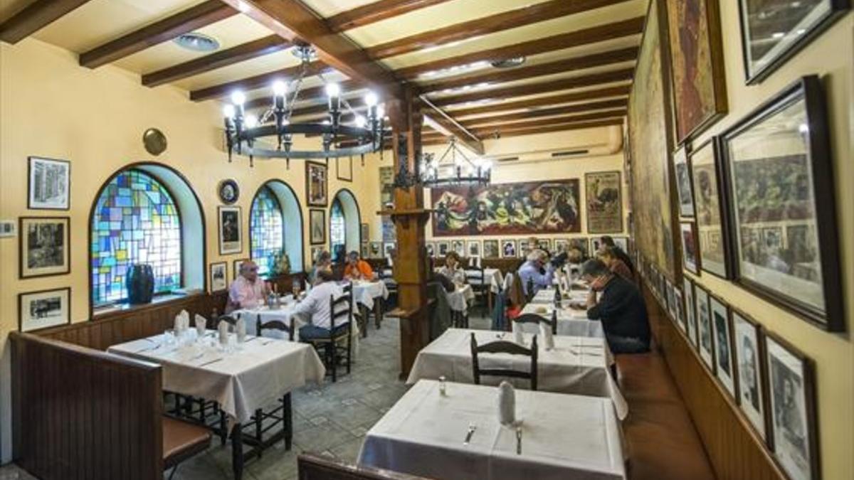 Interior del restaurante Can Culleretes, que fue fundado en 1786 como una chocolatería.