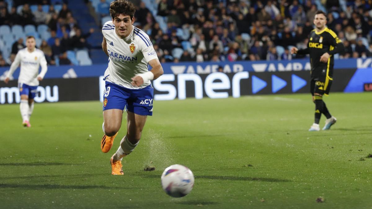 Iván Azón persigue el balón durante el partido del lunes frente al Oviedo.