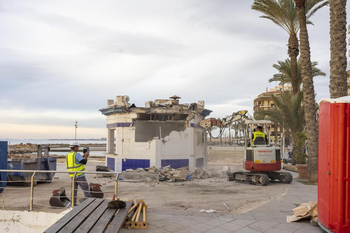 La última estampa de El Tintero. El kiosco ha sido demolido a primera hora de la mañana este martes por Costas