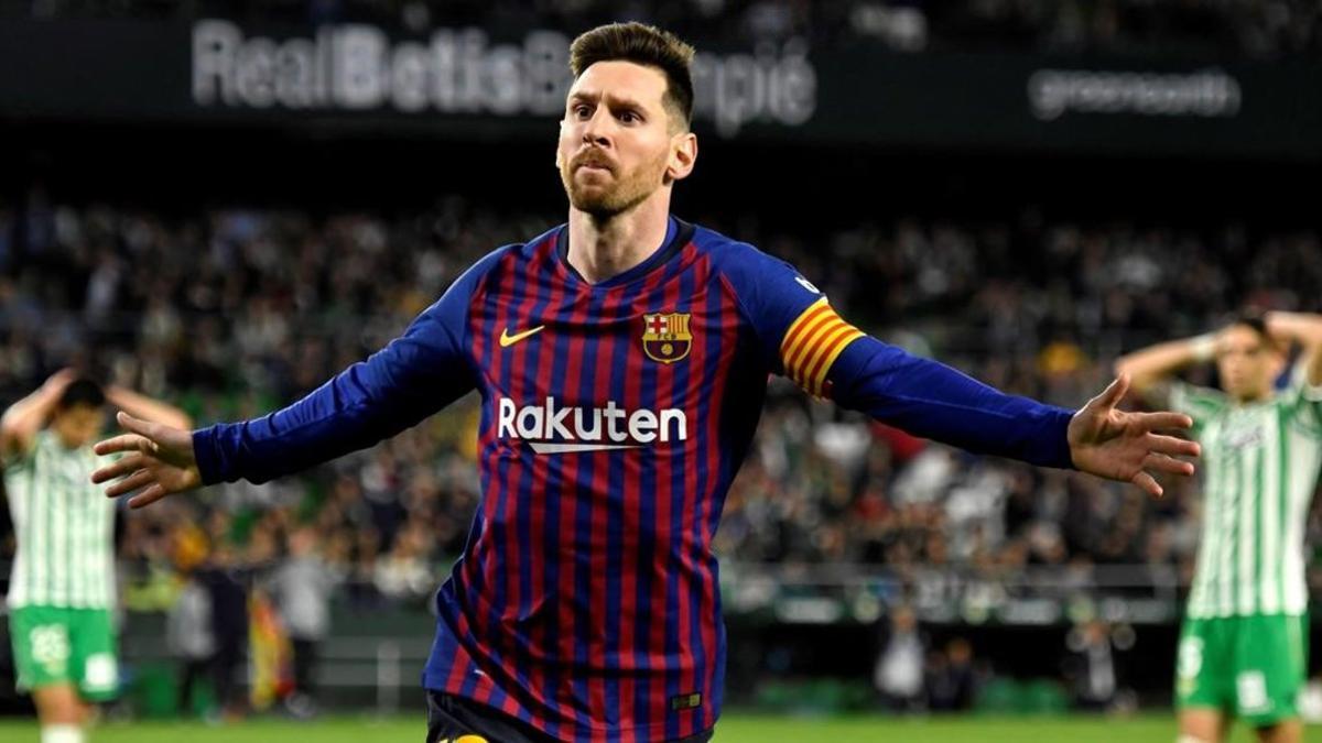 Leo Messi celebra uno de sus goles mientras, al fondo, Guardado y Bartra se echan las manos a la cabeza.