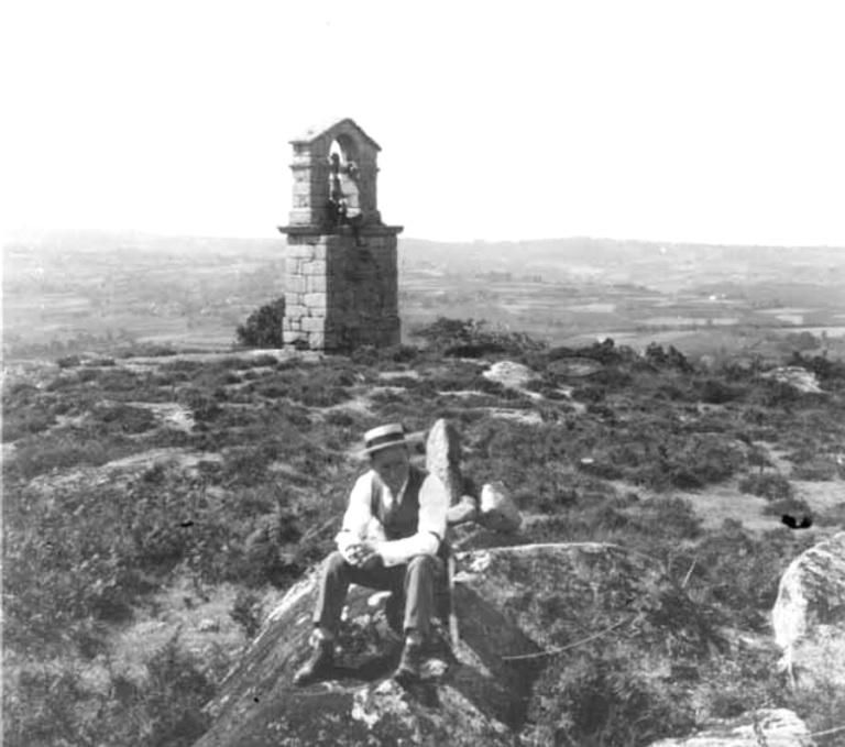 Fotografía antigua de las vistas desde el mirador de A Espenuca, con su singular campanario