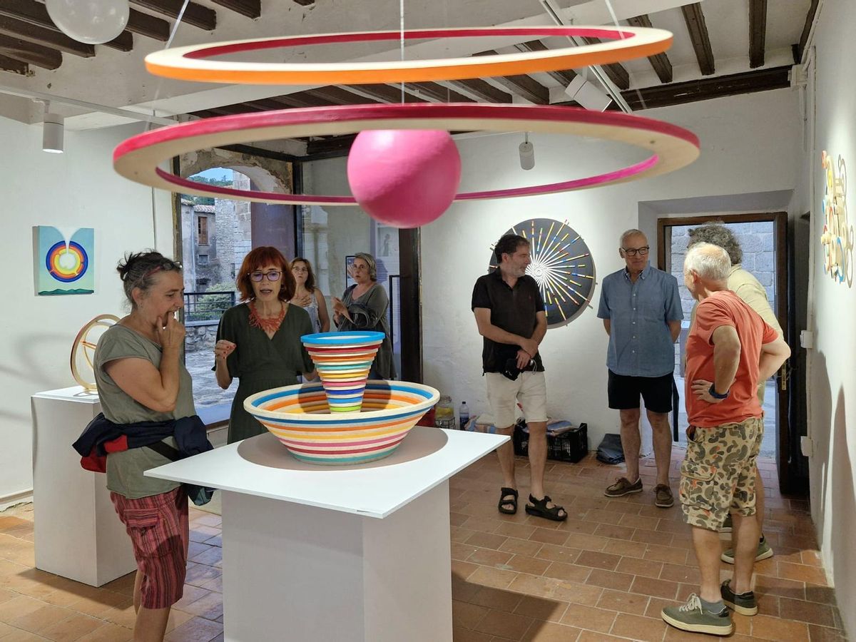 Mònica Campdepadrós explicant una de les peces durant la inauguració de l'exposició a Maçanet de Cabrenys.