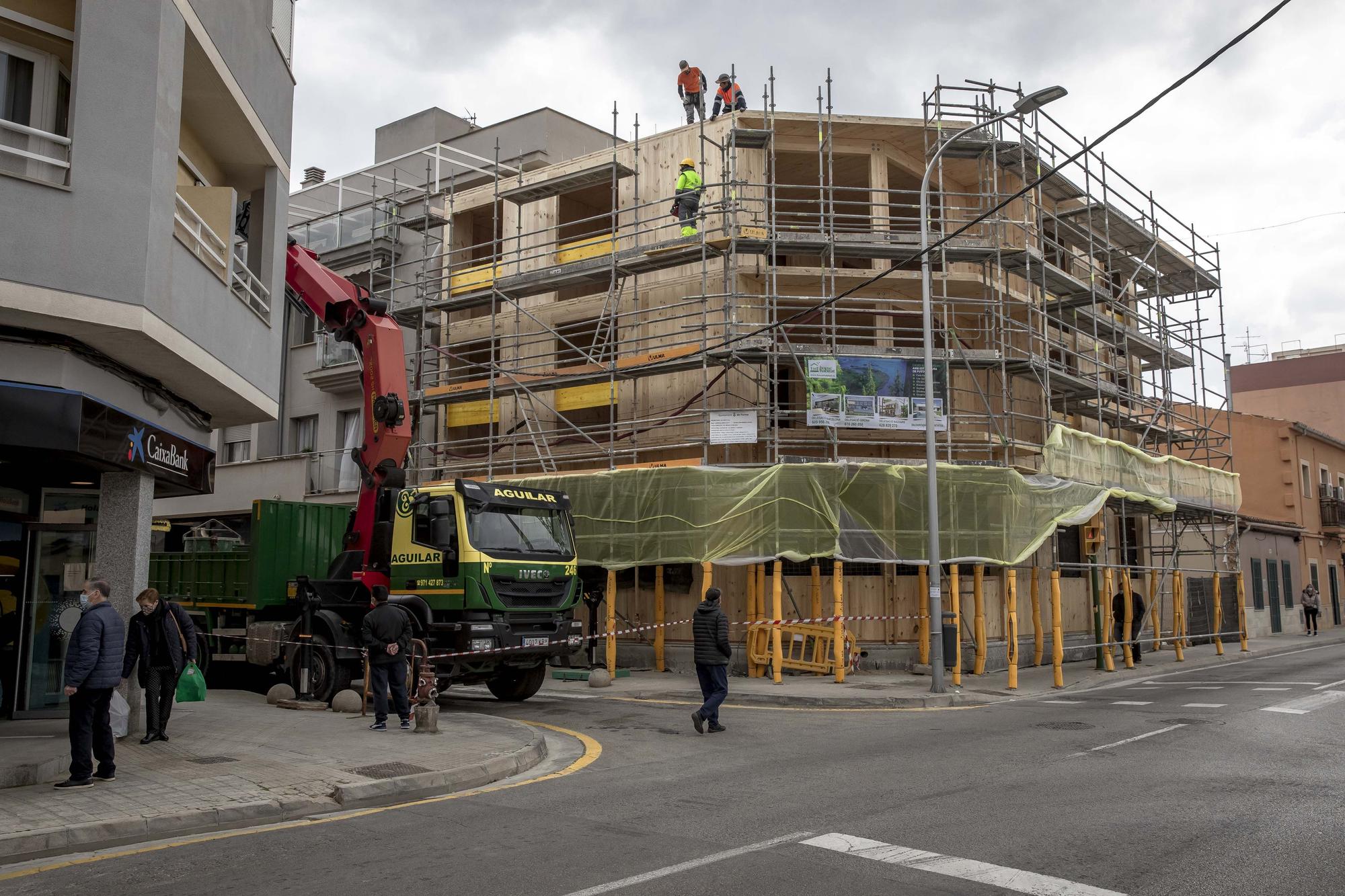 Construcción de viviendas en madera en la calle Llucmajor del Molinar