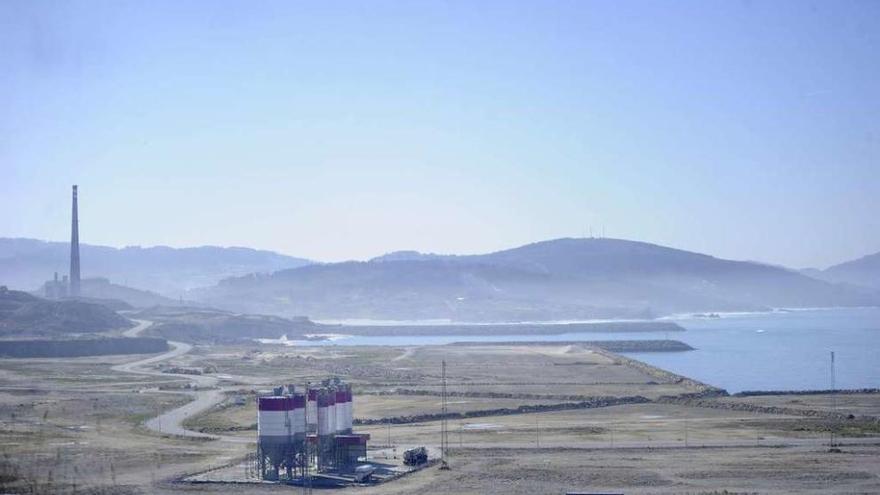 Terrenos que ocupa el puerto exterior de punta Langosteira con la central térmica de Sabón a la izquierda.