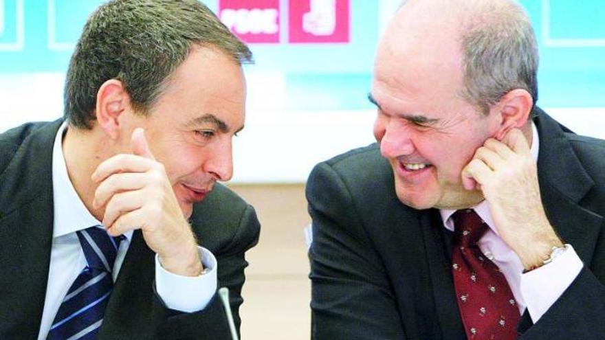 José Luis Rodríguez Zapatero y Manuel Chaves, ayer, al inicio de la ejecutiva federal del PSOE, en Madrid.