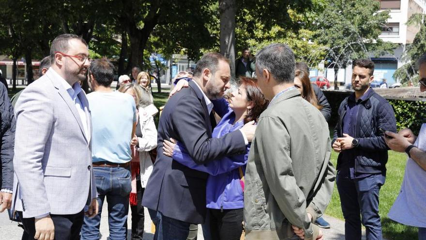 José Luis Ábalos besa a Adriana Lastra en presencia de Adrián Barbón, en la Plaza de Europa de Gijón.