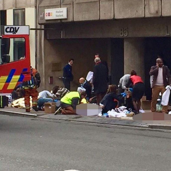 Los equipos de salvamento atienden a los heridos en la salida del metro