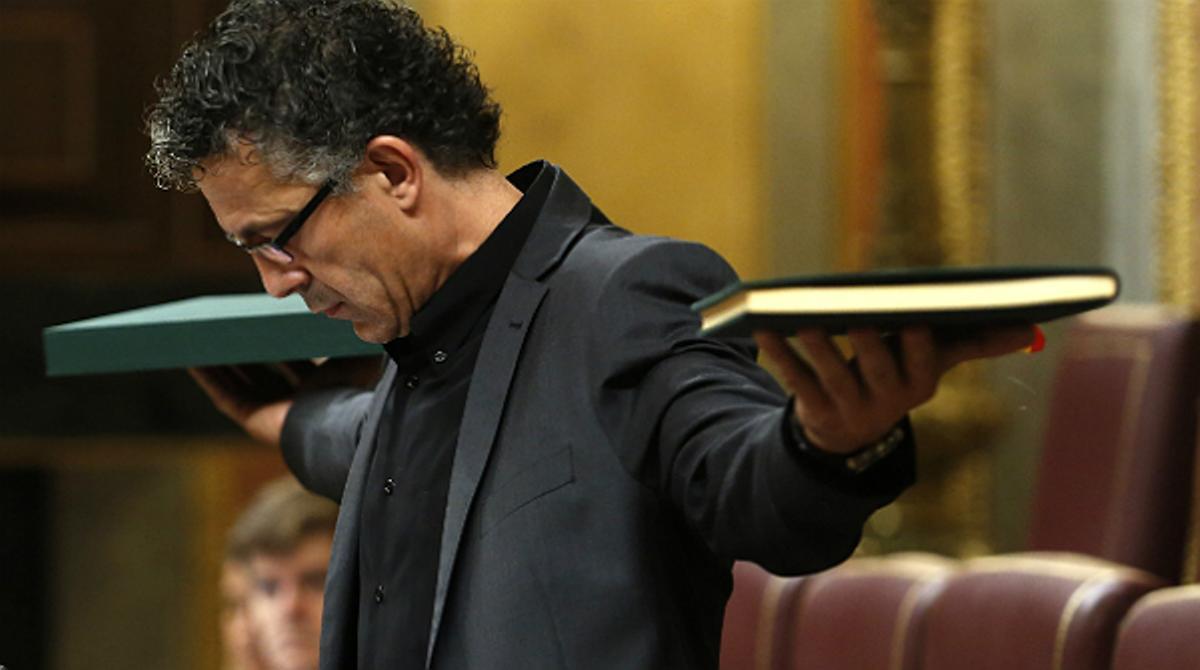 El portaveu d’Amaiur, Xabier Mikel Miquel Errekondo, s’’autocastiga’ durant la seva intervenció en el ple del Congrés d’aquest dijous.