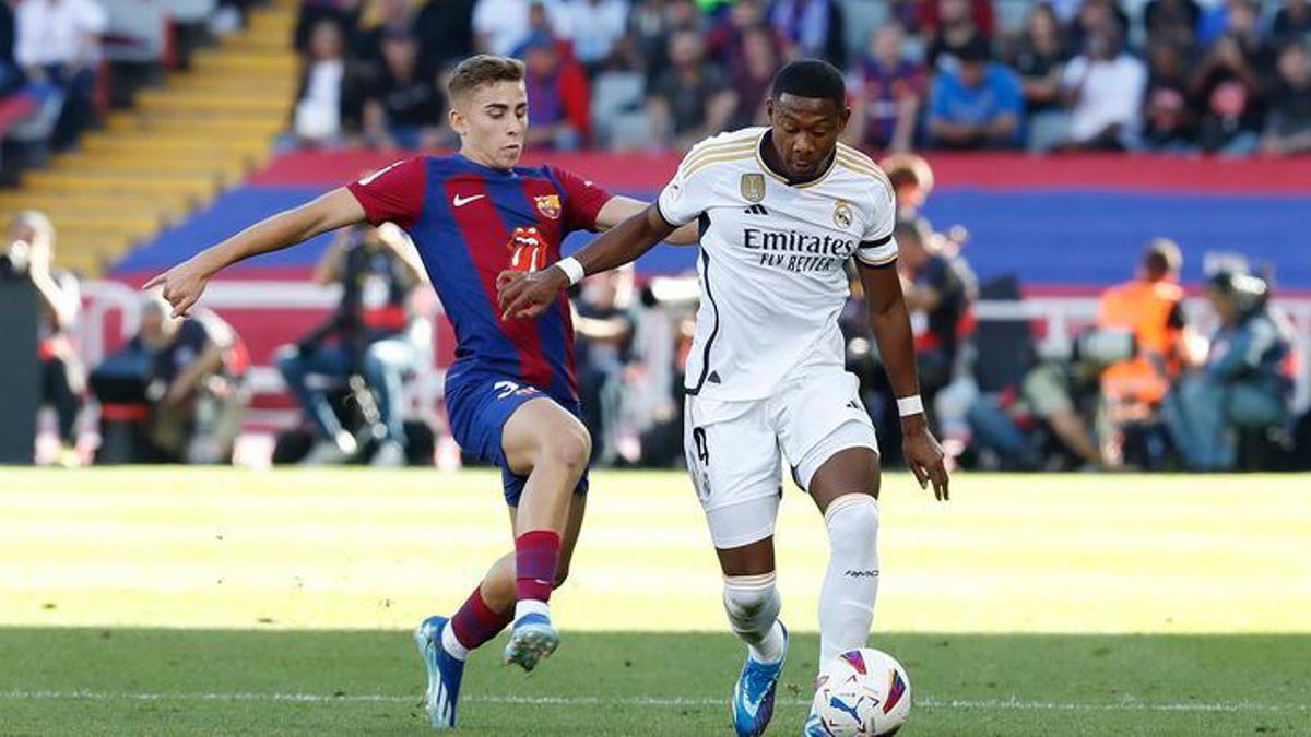 Fermín López disputa un balón con Alaba durante un clásico