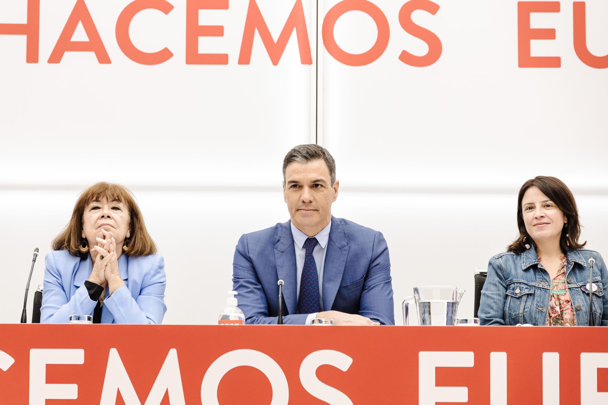 La presidenta del PSOE, Cristina Narbona; el presidente del PSOE, Pedro Sánchez y la vicesecretaria general del PSOE, Adriana Lastra, en una reunión de la Ejecutiva Federal del PSOE en la sede socialista de la calle Ferraz, a 9 de mayo de 2022.