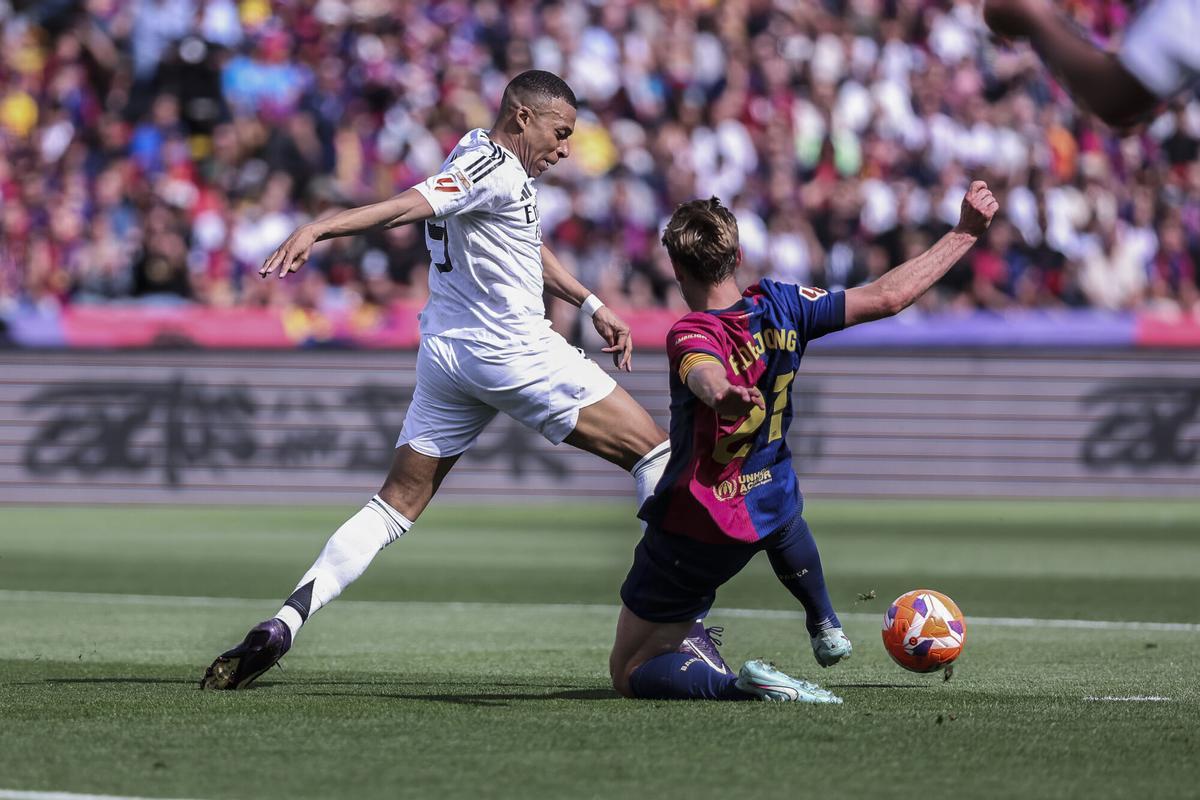 Kylian Mbappé, instantes antes de tirarse el suelo buscando un penalti de Frenkie de Jong.