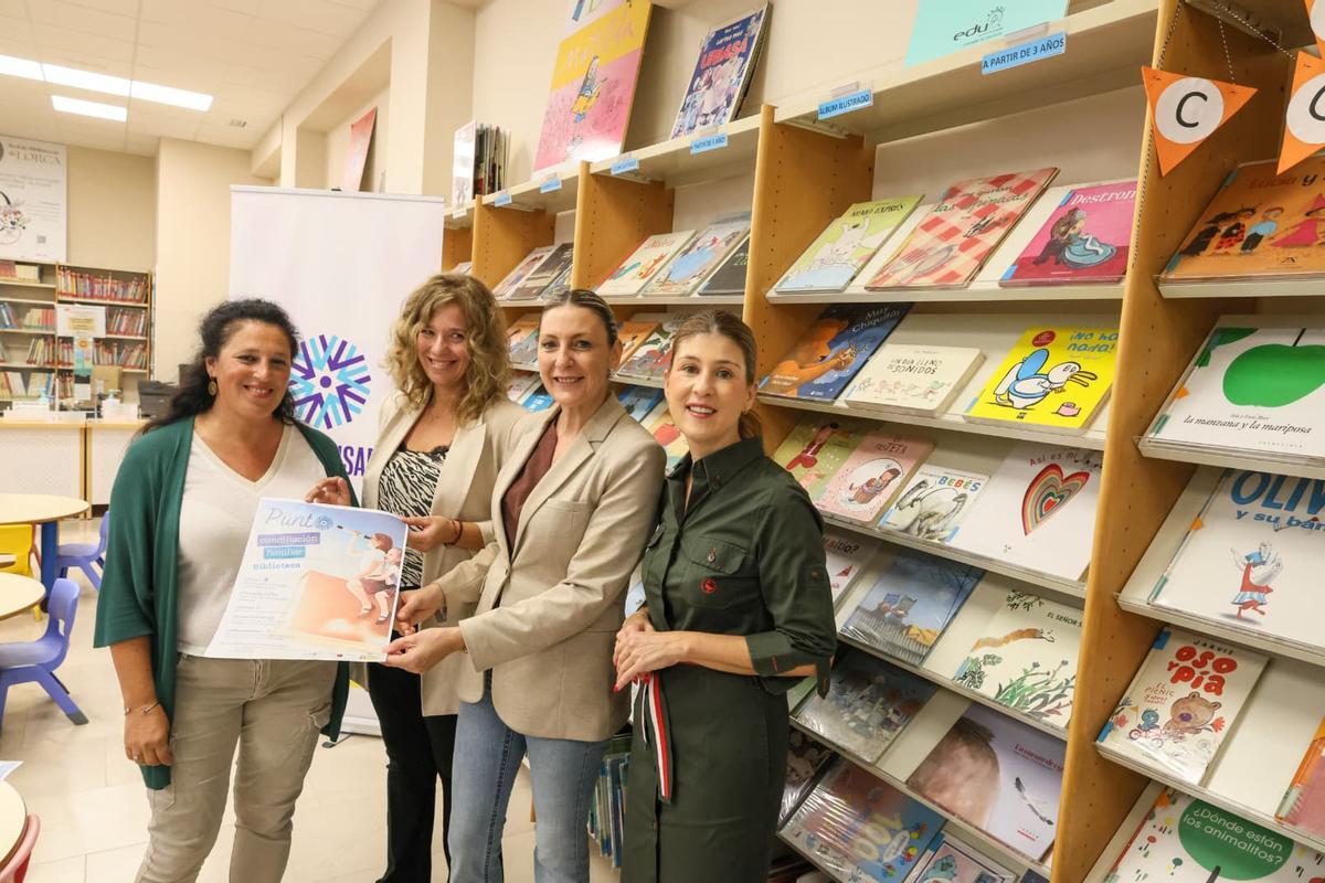 Parte del personal de la biblioteca junto a las ediles de Mujer y Educación.