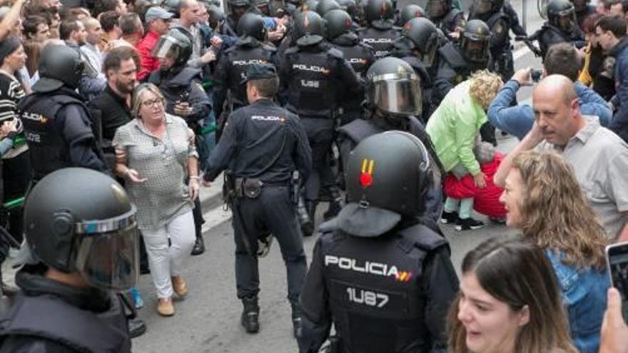 La Policia Nacional arriba a l&#039;escola Nostra Llar.