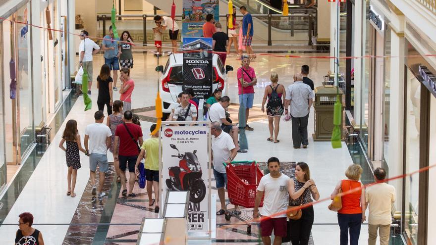 Ambiente el pasado 25 de junio, festivo de apertura, en un centro comercial de Alicante