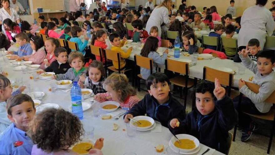 Alumnos del colegio Corredoria, en el comedor.