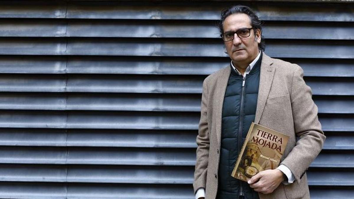 Manuel Júlvez, con su libro 'Tierra mojada'.