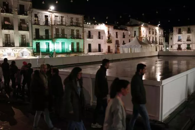 La pista de hielo demora su apertura en Cáceres hasta este sábado: arrancan 44 días de patinaje