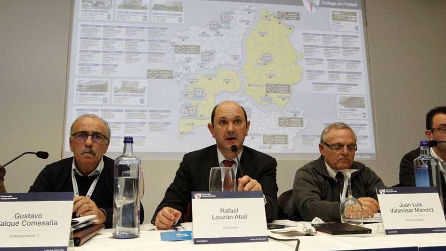 Gustavo Falque, Rafael Louzán y Juan Luis Villamisar, durante la asamblea. // FDV