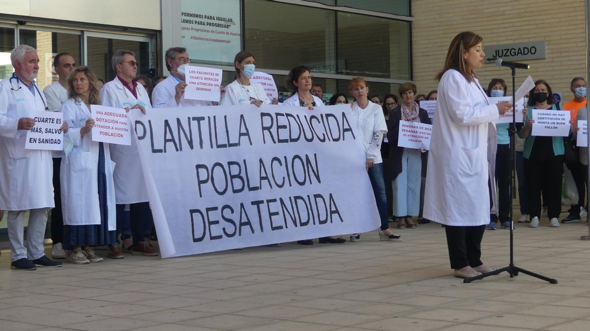 Concentración de profesionales sanitarios y vecinos de Cuarte, este viernes, en la localidad.