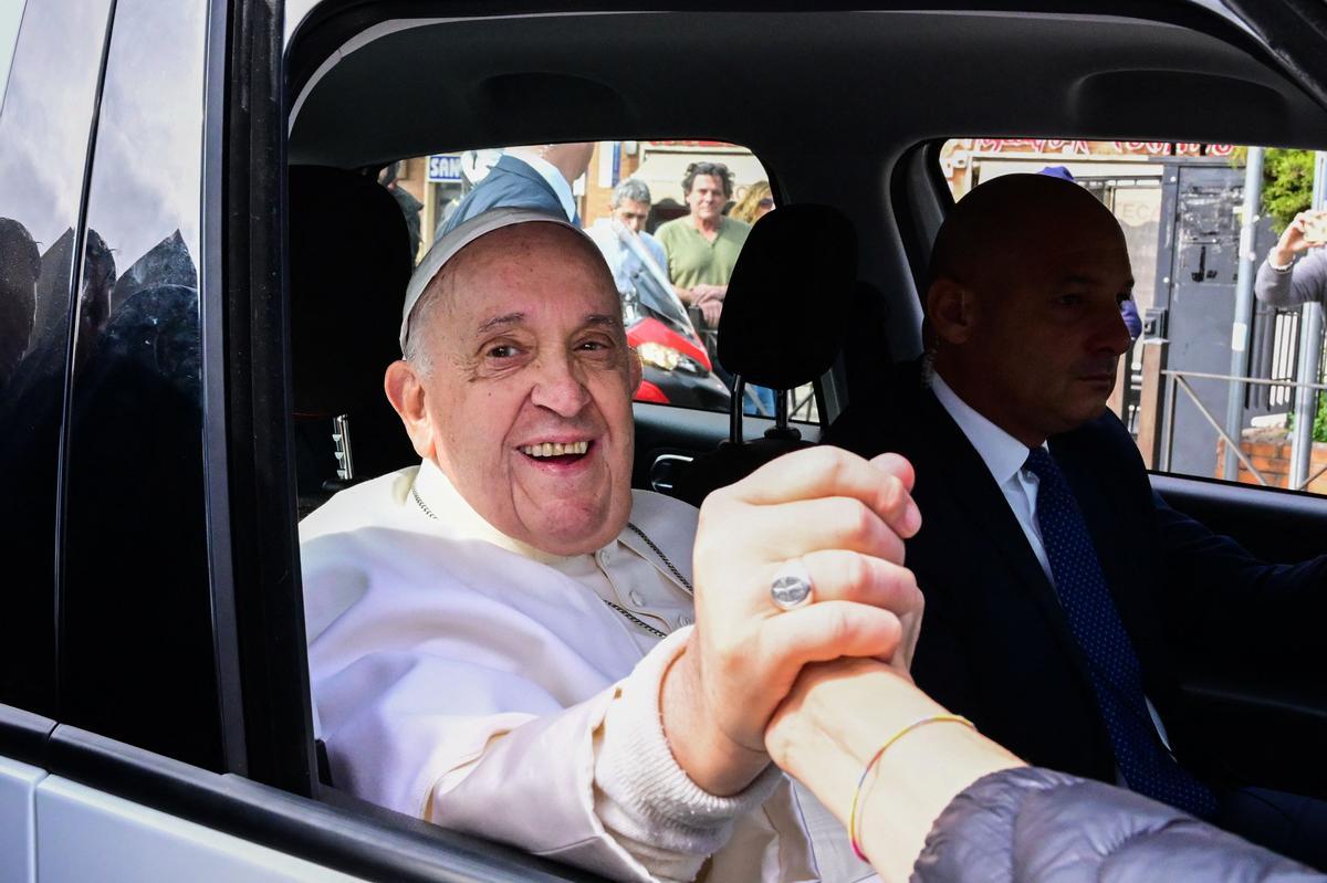 El Papa a su salida del hospital: Todavía estoy vivo. No tuve miedo