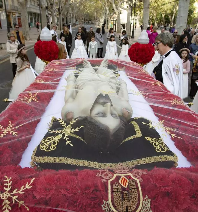 Emotiva procesión de La Camilla en Xàtiva