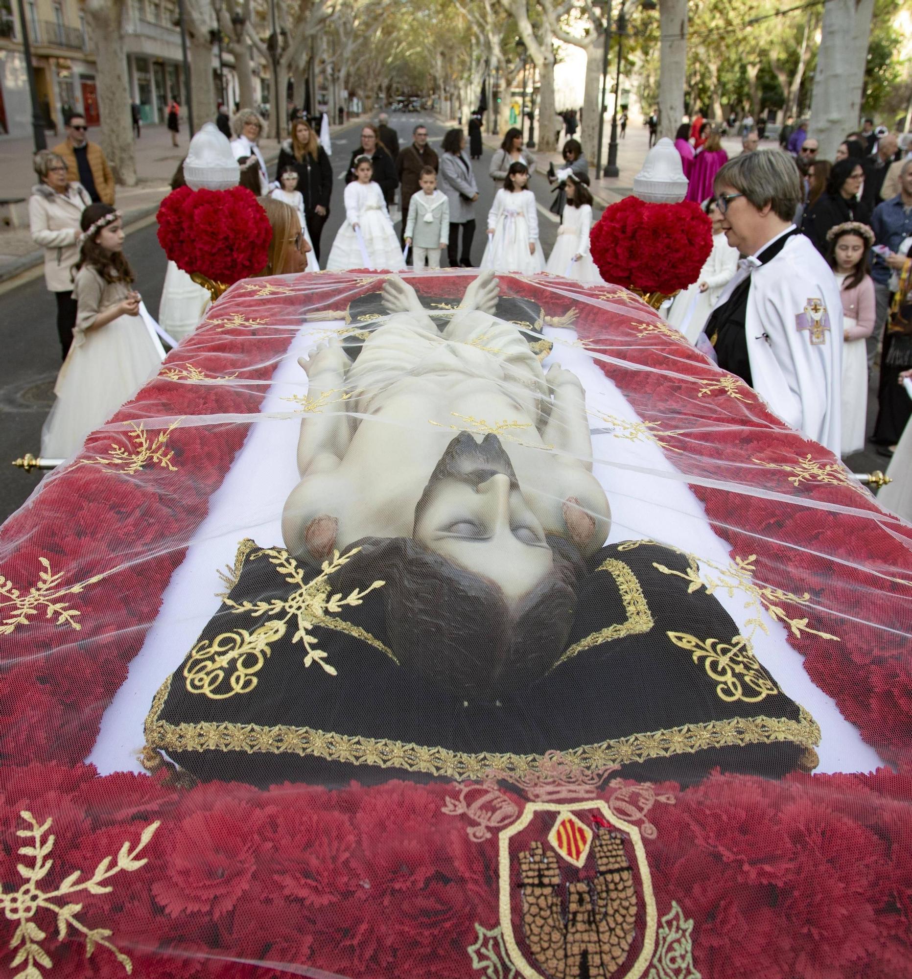 Emotiva procesión de La Camilla en Xàtiva.