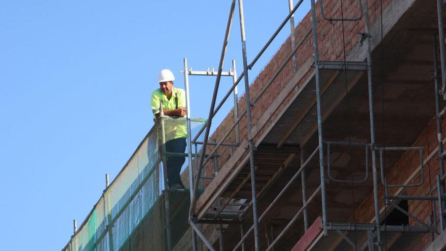 Un trabajador de la construcción en una obra.