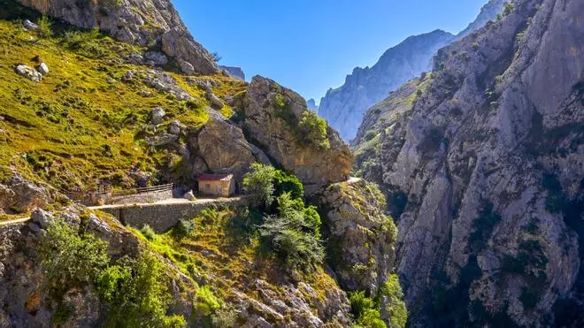 La ruta de senderismo perfecta para un día: 12 kilómetros por una garganta de aguas turquesas y pasarelas colgadas de la roca