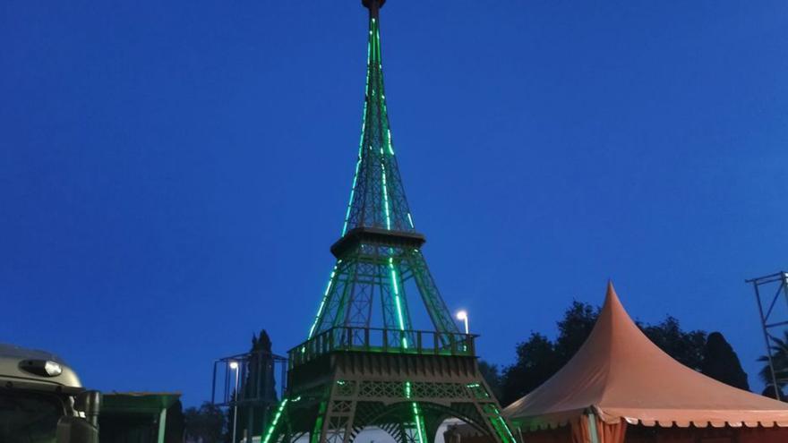 Refulge en Navidad la torre Eiffel que surgió en Dénia de la chatarra