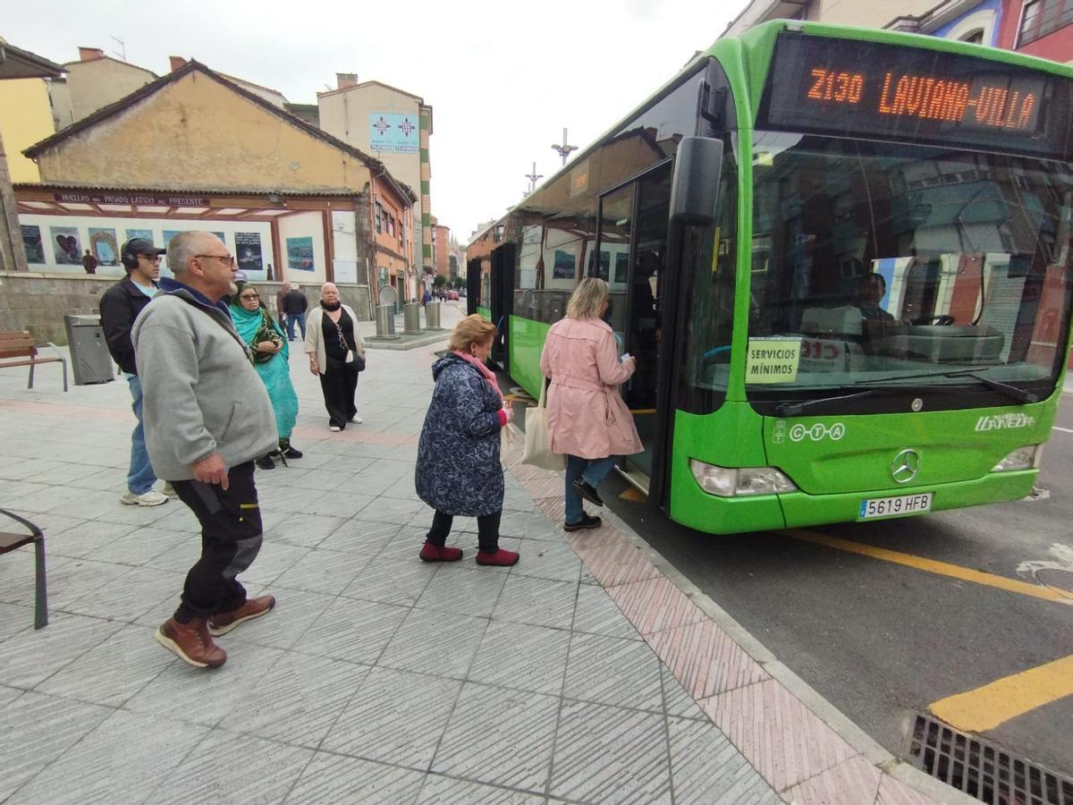 Viajeron cogiendo el autobús en Sama este martes.