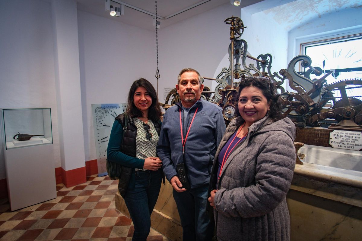 La familia Salazar Suárez posa ante el reloj de la catedral.