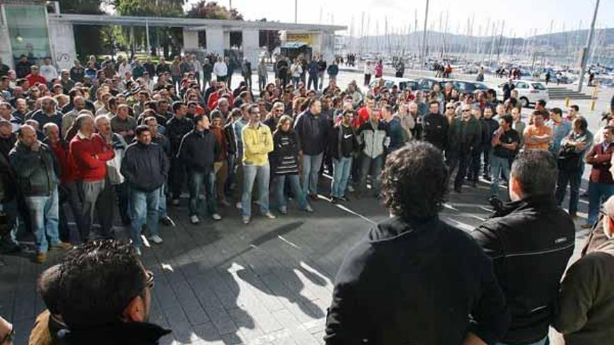 Asamblea de trabajadores del metal, ayer ante el edificio de la Xunta en Vigo