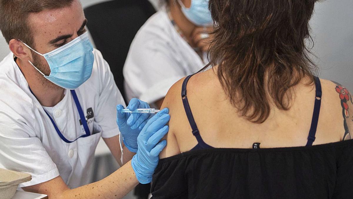 Una mujer recibe la vacuna contra el coronavirus.   | // EUROPA PRESS
