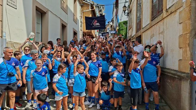 En imágenes: Los nadadores toman las calles de Navia en un ambiente "espectacular"