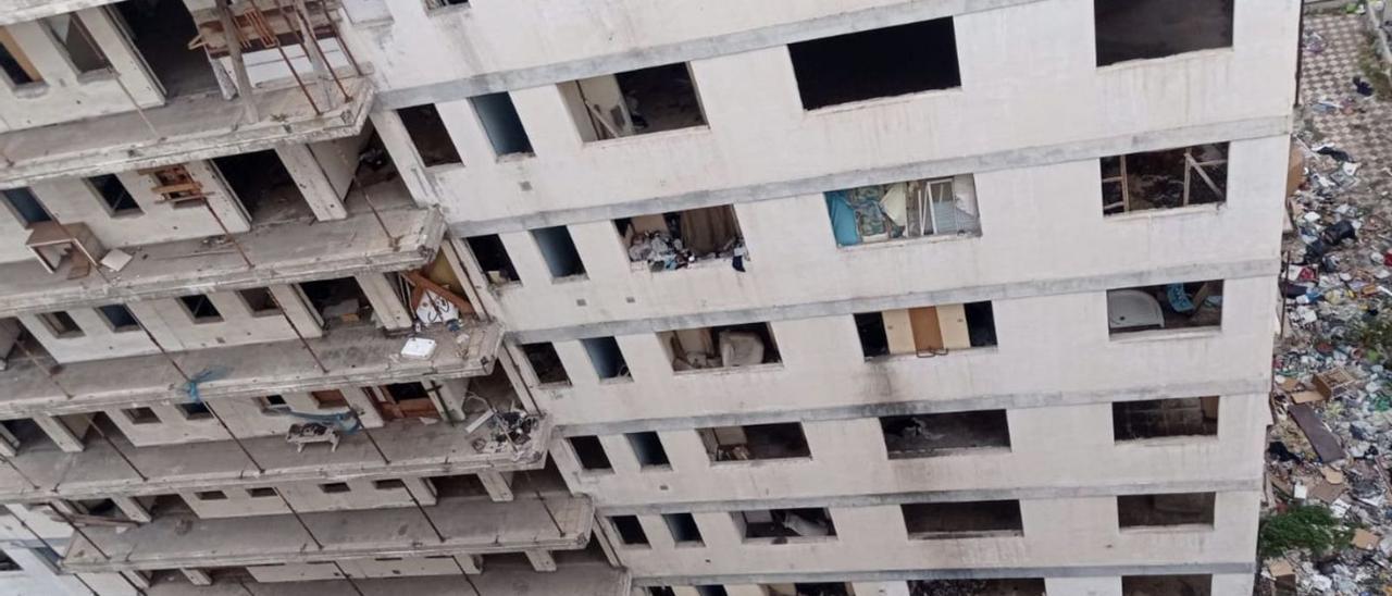 Los vecinos del entorno del edificio Iders, en pleno centro turístico de Puerto de la Cruz, están hartos de la basura, las ratas y la falta de civismo de algunos okupas, que incluso usan los jardines de la avenida Familia Betancourt y Molina como urinarios. | el día