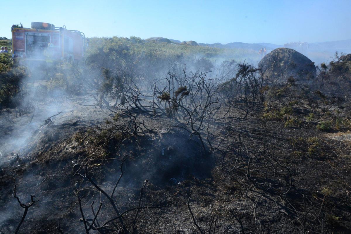 El primer incendio forestal del verano en O Morrazo quemó 3.500 metros cuadrados de monte raso en Cabo Udra, dentro de los terrenos de la Comunidade de Montes en Man Común de Beluso (Bueu). El primer incendio forestal del verano en O Morrazo quemó 3.500 metros cuadrados de monte raso en Cabo Udra, dentro de los terrenos de la Comunidade de Montes en Man Común de Beluso (Bueu).