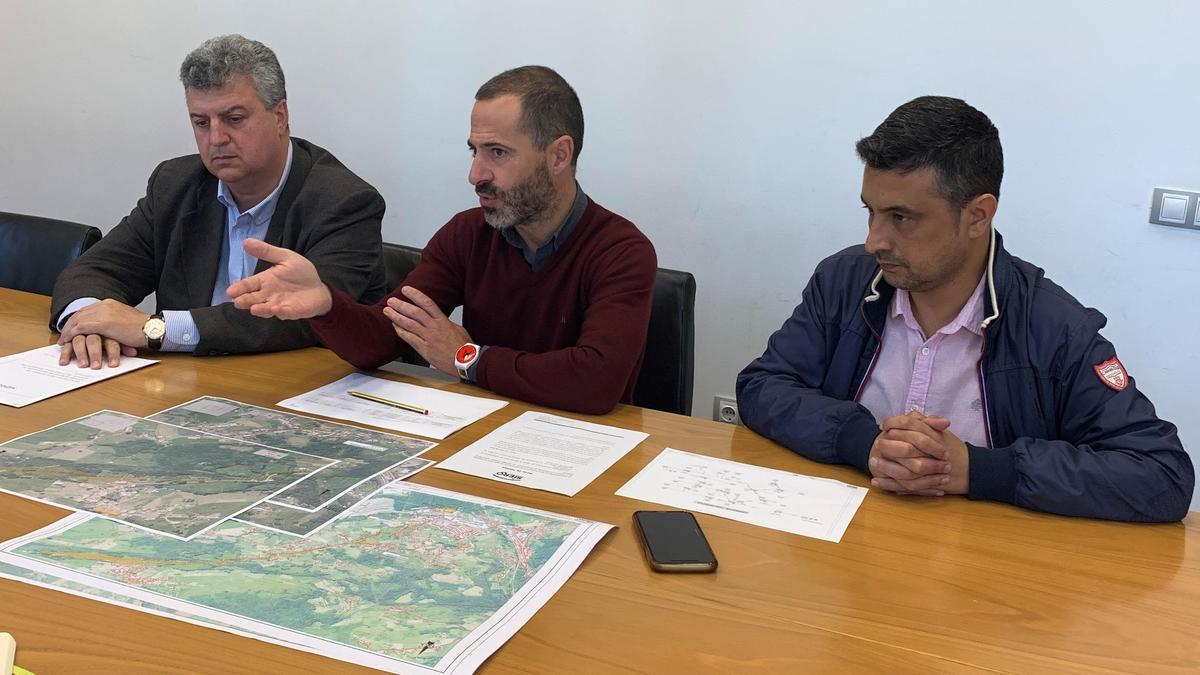 Por la izquierda, el jefe del servicio de aguas, Vidal Gago; el alcalde, Ángel García, y el edil Javier Rodríguez, en la presentación de la renovación de conducciones