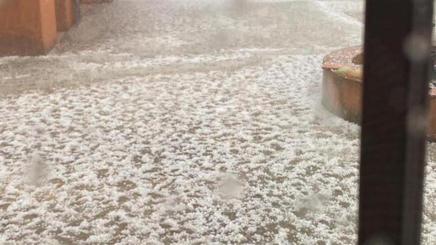 La fuerte granizada obliga a cortar un carril en la Autovía del Noroeste