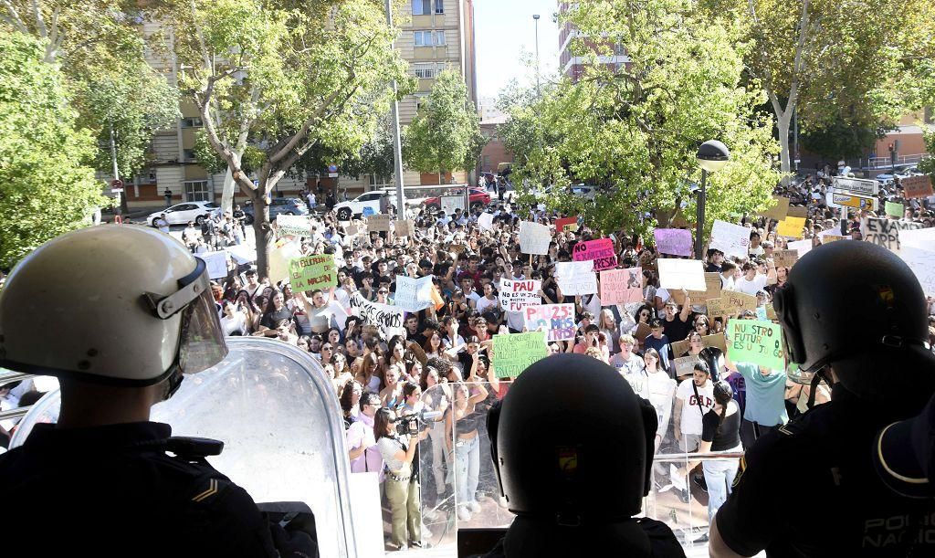 Todas las imágenes de la protesta por la Ebau y las cargas policiales junto a la Consejería de Educación