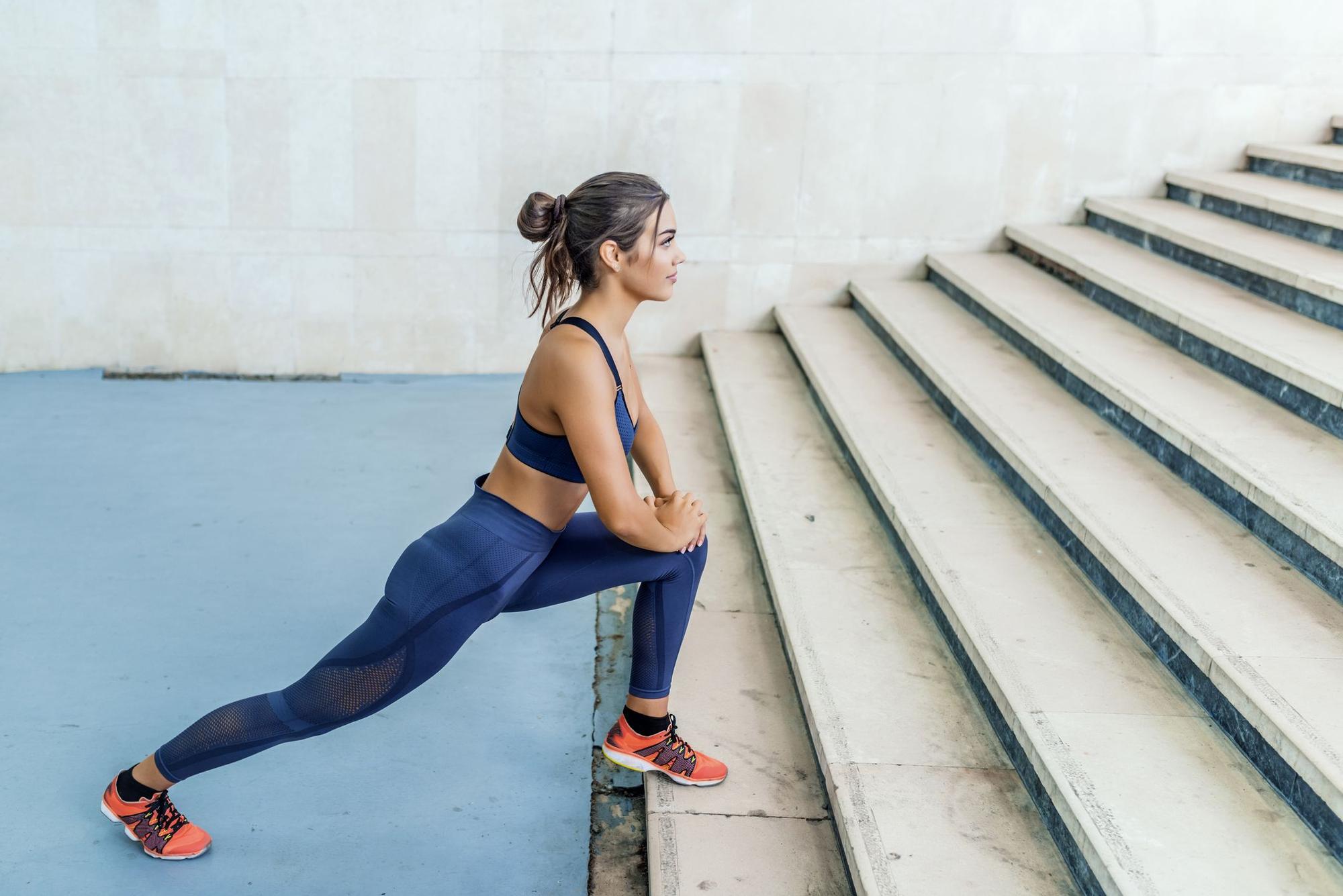 Mujer realizando ejercicio de piernas