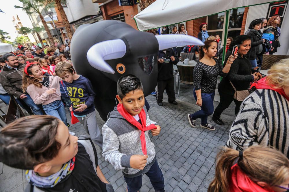 Los niños se suman a las celebraciones de las fiestas patronales en la segunda edición del encierro, con toros hinchables