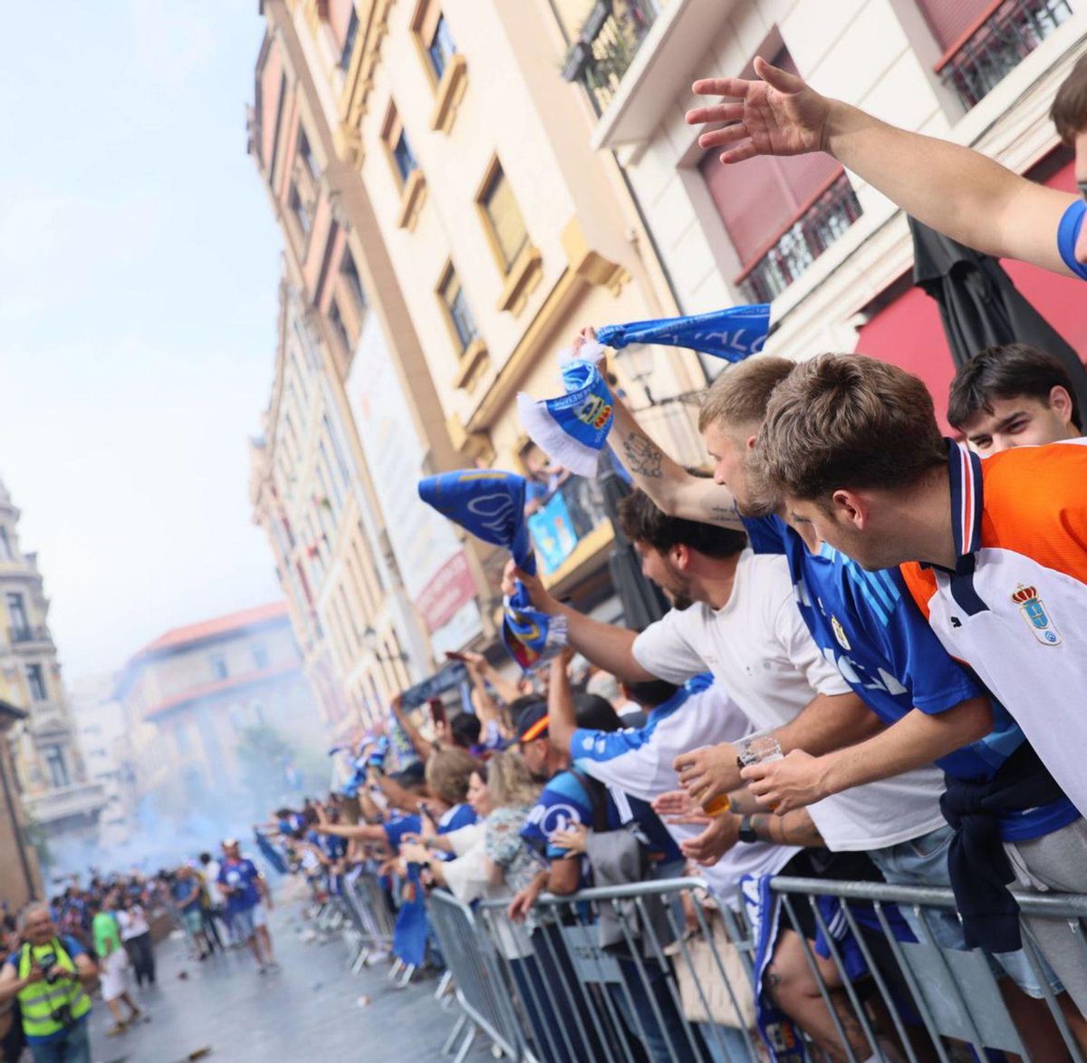 Aficionados animando el paso de los jugadores en el autobús