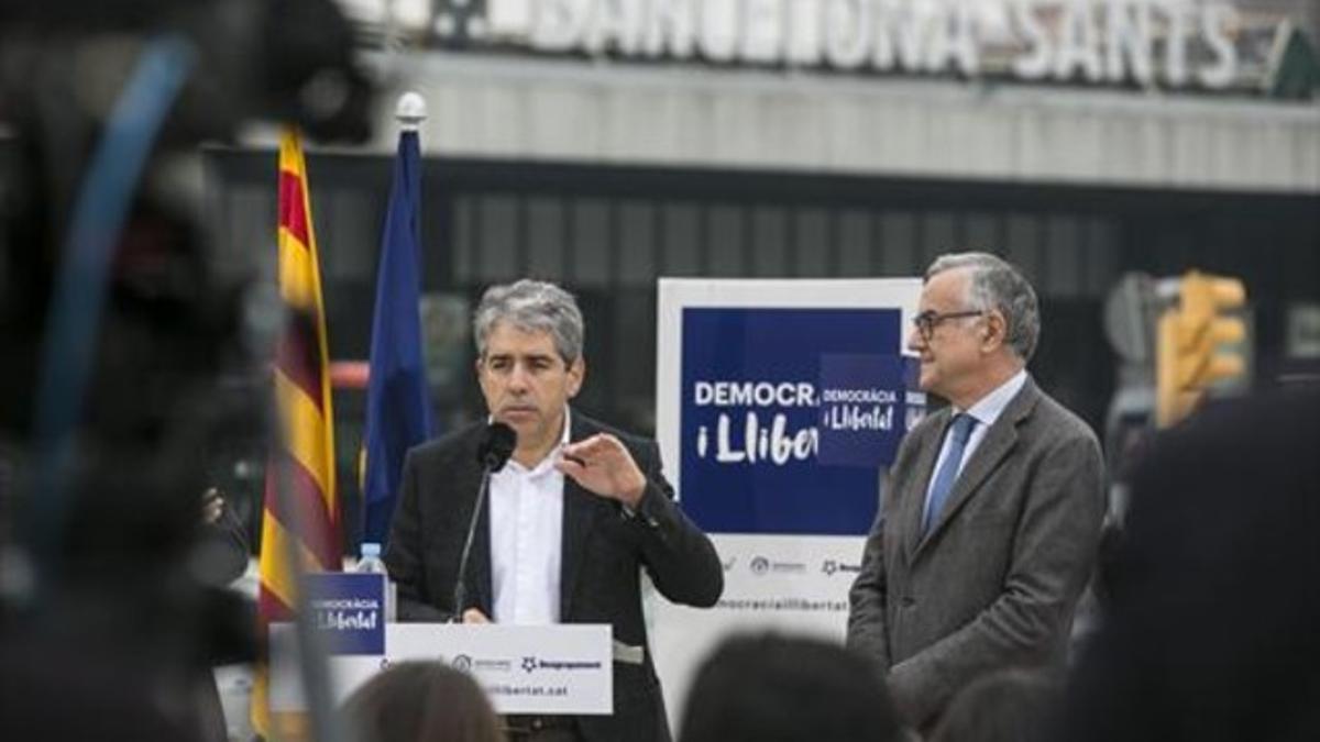 Francesc Homs y Miquel Puig, candidatos de DLl, en la plaza de los Països Catalans de Barcelona.